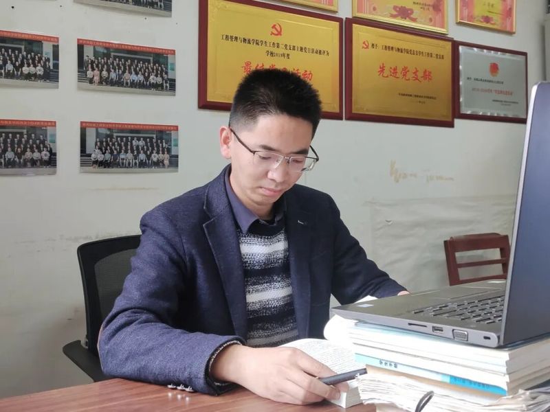 师者如光——优秀辅导员：雷赐涛