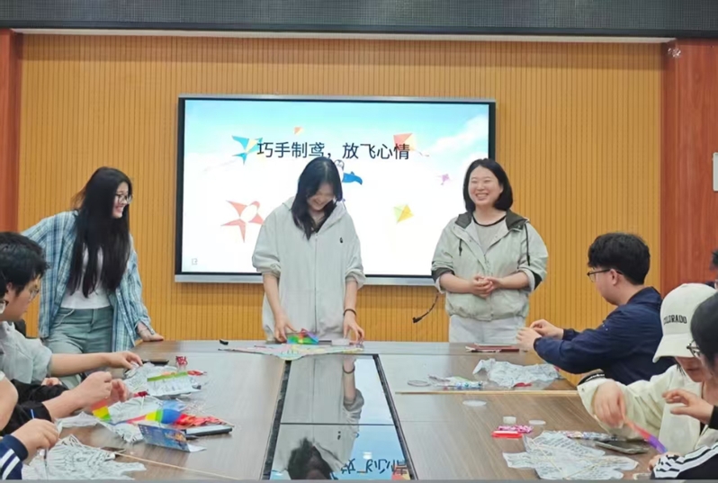 铁道装备制造学院“巧手制鸢，放飞心情”非遗疗愈工坊主题活动顺利开展